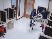 Xôn xao clip robot "tung cước" tấn công nhân viên văn phòng ngay trong ngày đầu đi làm