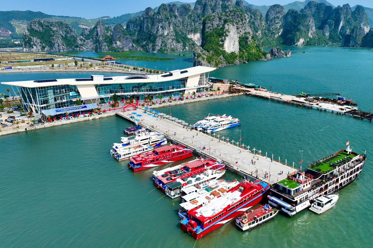 Sở hữu vị trí kề cận Cảng quốc tế Ao Tiên, Crystal Holidays Harbour Vân Đồn sẽ là điểm dừng chân lý tưởng cho du khách trong mỗi chuyến đi khám phá rừng vịnh đảo Bái Tử Long. Ảnh – Everland Group