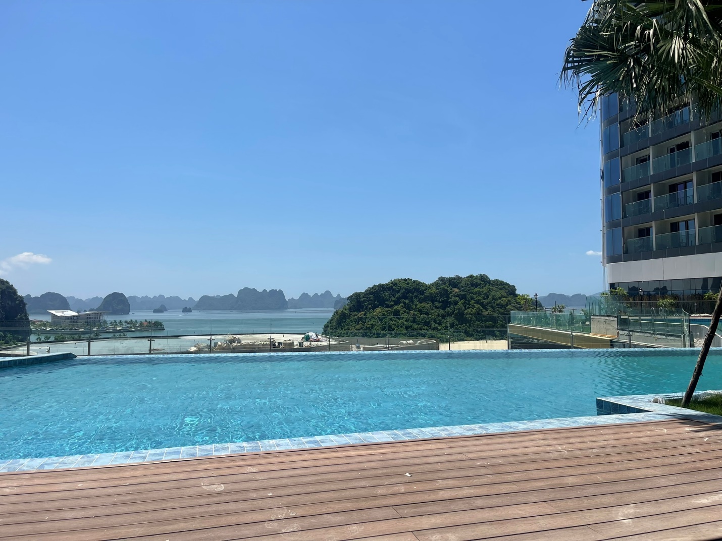 Tổ hợp Crystal Holidays Harbour Vân Đồn với hệ tiện ích hoàn thiện như bể bơi vô cực,… đã sẵn sàng đón khách trong tháng 9/2026. Ảnh – Everland Group.