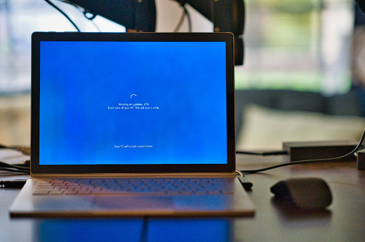 Một máy tính đang cập nhật Windows.