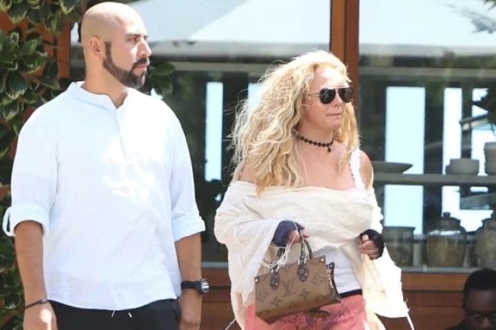 Britney Spears diện váy xuyên thấu ra phố