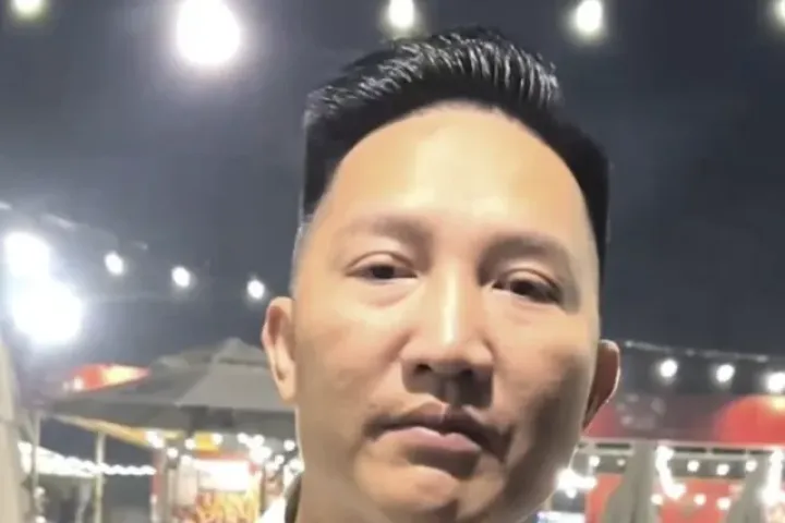Huấn Hoa Hồng là ai?