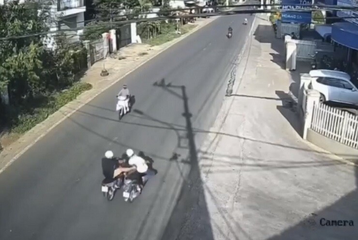 Tạm giữ hình sự người đàn ông đạp ngã chồng cũ của bạn gái giữa đường