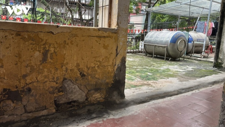 Nhiều mảng tường bên trong và ngoài các tòa nhà bong tróc, rêu mốc.