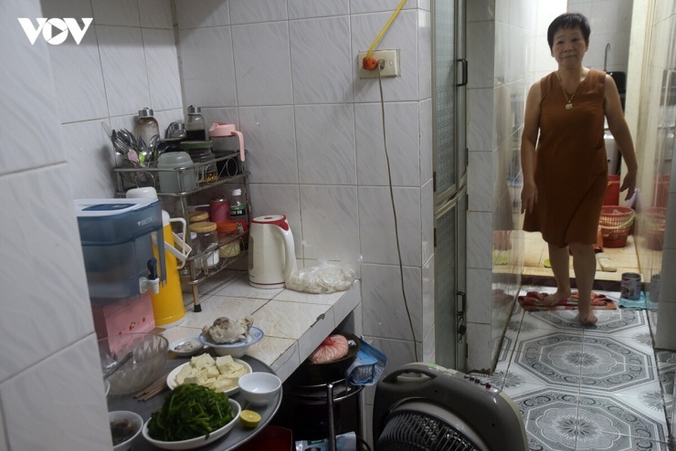 Theo thời gian bên trong các căn hộ người dân luôn tục phải cải tạo sửa chữa chống xuống cấp.