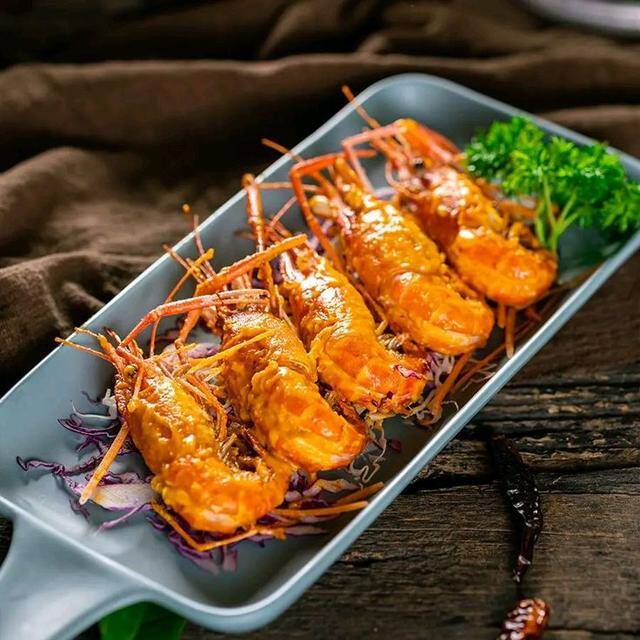 Thịt tôm cung cấp protein chất lượng cao cùng nhiều vi chất có lợi cho sức khỏe xương, trong khi canxi trong vỏ tôm không dễ hấp thu. (Ảnh minh họa)