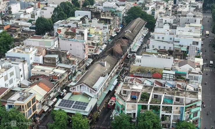 Cảnh tan hoang của chợ nhìn từ trên cao, sáng 6/8. Theo báo cáo UBND phường Trấn Biên, vụ cháy khoảng 600m2, chủ yếu hàng nhựa, cao su...