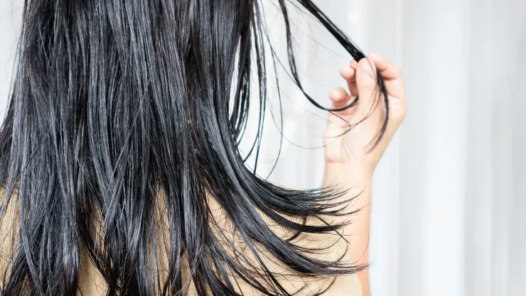 Tóc bết không chỉ ảnh hưởng đến vẻ ngoài mà còn có thể khiến da đầu bí bách, ngứa đầu, dễ phát sinh mùi hôi.