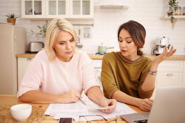Việc chủ động được vấn đề tài chính sẽ làm giúp bạn có tiếng nói trong gia đình, đồng thời cũng giúp cho bố mẹ chồng, em chồng và cả chồng tôn trọng bạn nhiều hơn. Ảnh minh họa