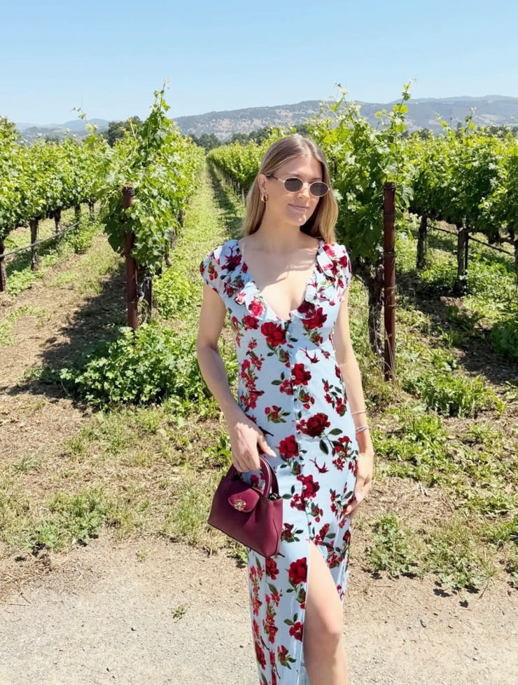 Tủ đồ của Eugenie Bouchard có hàng chục chiếc túi Chanel, đa kiểu dáng lẫn màu sắc. Eugenie Bouchard bén duyên quần vợt lúc 5 tuổi, chuyển đến Florida, Mỹ tập luyện từ 12 tuổi. Năm 2008, cô giành danh hiệu đơn và đôi ITF tại Costa Rica, tiếp đó là đơn ITF toàn Canada. Một năm sau, Bouchard lên ngôi Giải trong nhà U18 Canada, là nhà vô địch trẻ nhất sân chơi này khi mới 15 tuổi một tháng. Cùng năm, cô thắng trận đấu chính thức chuyên nghiệp đầu tiên tại Caserta, Italy, rồi vô địch Giải ITF khép kín toàn châu Mỹ. Suốt sự nghiệp, người đẹp hai lần vào bán kết các Grand Slam ở Australia và Pháp, một lần chơi chung kết Wimbledon 2014. Giai đoạn 2014-2016, Eugenie Bouchard có lúc leo lên số năm thế giới. Tuy nhiên, cú ngã gây chấn động não ở phòng thay đồ Mỹ Mở rộng 2014 cùng loạt chấn thương khiến cô dần sa sút.