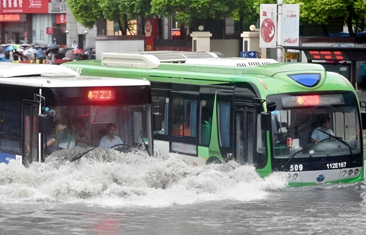 Xe buýt Vũ Hán thời "khoán tư nhân" từng được ví như F1 trên đường phố, phanh gấp, vượt ẩu, tăng tốc đột ngột để giành giật từng khách. Ảnh: Baidu