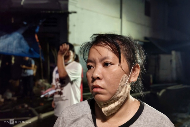 Nhiều tiểu thương đổ về chợ theo dõi đám cháy, tìm kiếm tài sản. Chị Chung Nguyệt Mai (40 tuổi) cho biết, khi đang ở ki-ốt bán đồ dùng nhà bếp thì thấy đám cháy bùng phát gần đó. Lúc này, nhiều người ở chợ cùng nhau dập lửa nhưng không thành. "Lửa bùng lên nhanh lắm, bây giờ chỗ bán hàng cửa tôi cháy rụi hết rồi", chị nói.