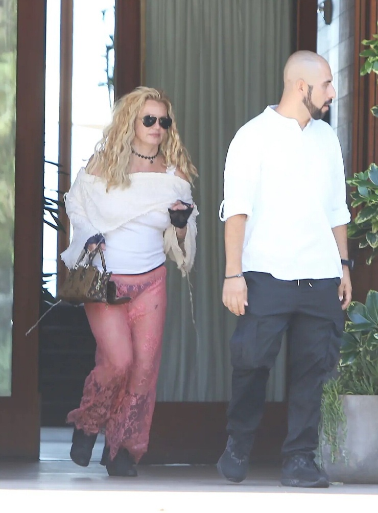 Britney Spears ra phố hôm thứ Ba với người bạn. Ảnh: X17