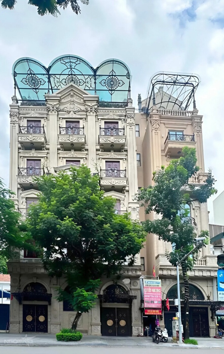 Nhà vợ chồng Đỗ Mỹ Linh (phải) xây sát vách nhà bố mẹ doanh nhân Đỗ Vinh Quang. Ảnh: Nana