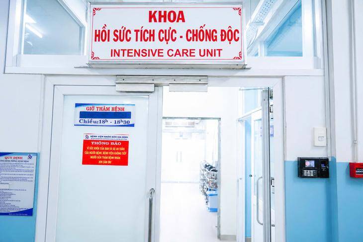Nạn nhân cuối cùng trong vụ cháy hiện đang điều điều trị tại khoa Hồi sức tích cực, BV Nhân Dân Gia Định. Ảnh: Minh Toàn.