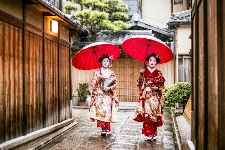 Chụp ảnh các geiko và maiko ở những con phố tư nhân ở Kyoto có thể khiến du khách đối mặt hình phạt tiền lên tới 10.000 yen. Ảnh: iStock