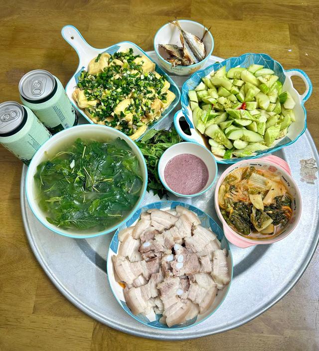 Mâm cơm gia đình nấu vội sau giờ tan ca gây chú ý - 1