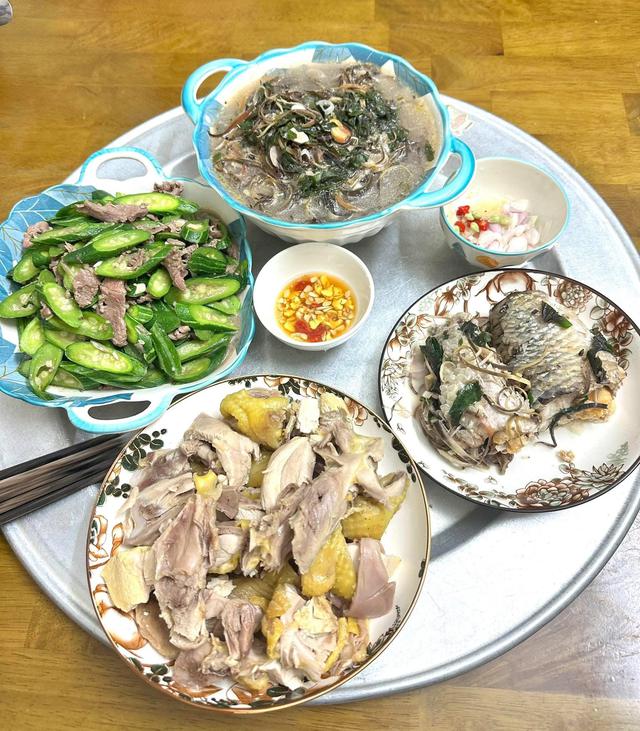 Mâm cơm gia đình nấu vội sau giờ tan ca gây chú ý - 3