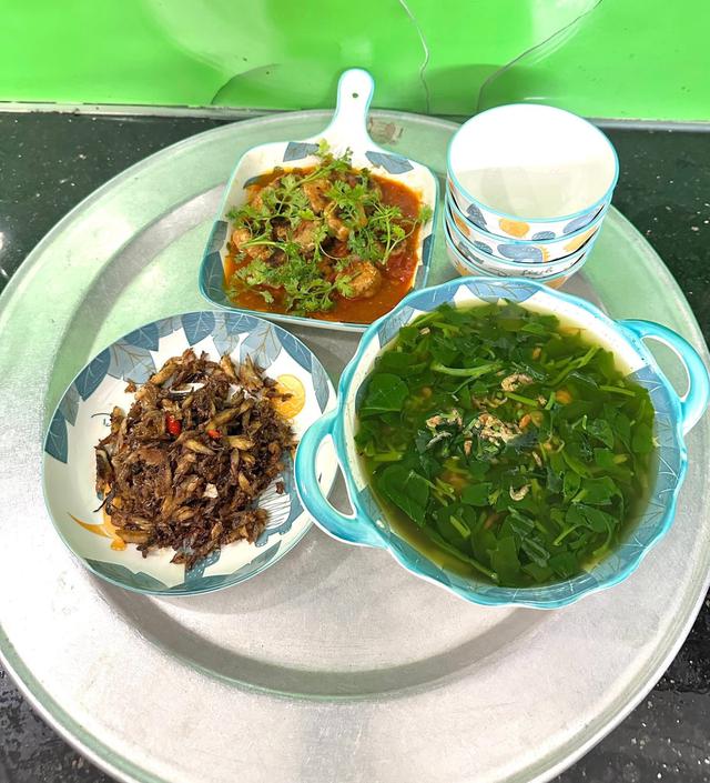 Mâm cơm gia đình nấu vội sau giờ tan ca gây chú ý - 5