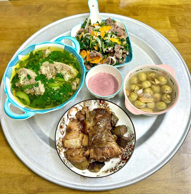 Mâm cơm gia đình nấu vội sau giờ tan ca gây chú ý - 4