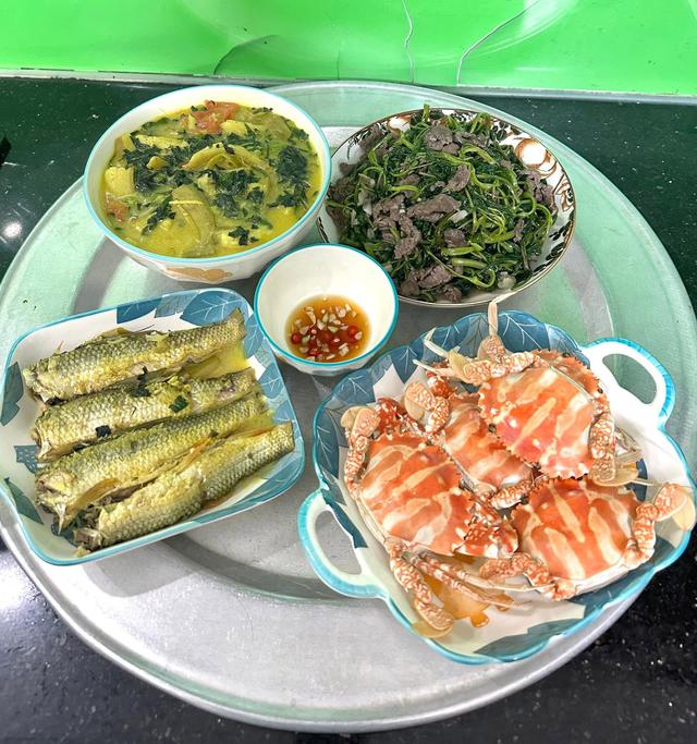 Mâm cơm gia đình nấu vội sau giờ tan ca gây chú ý - 2