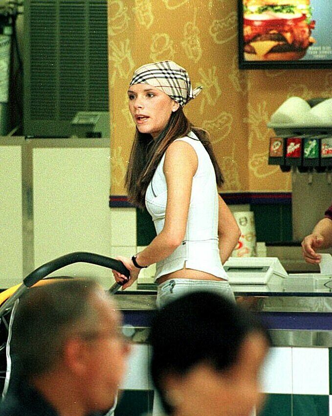 Phong cách thời trang của Victoria Beckham năm 2000. Ảnh: Instagram