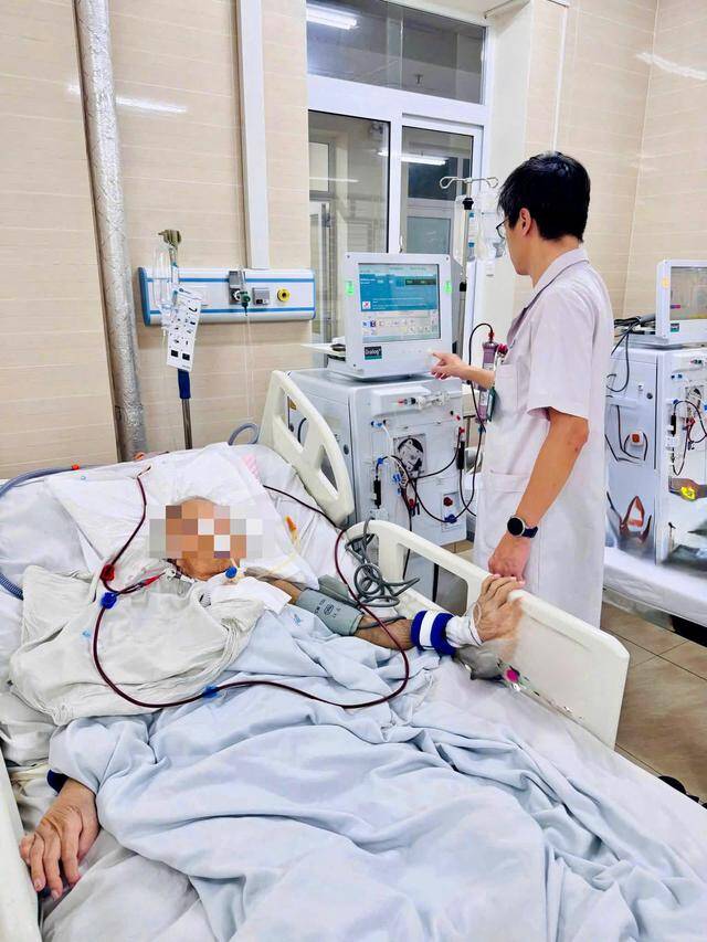 Bác sĩ&nbsp; thăm khám cho bệnh nhân sau khi qua cơn nguy kịch do tăng kali máu.