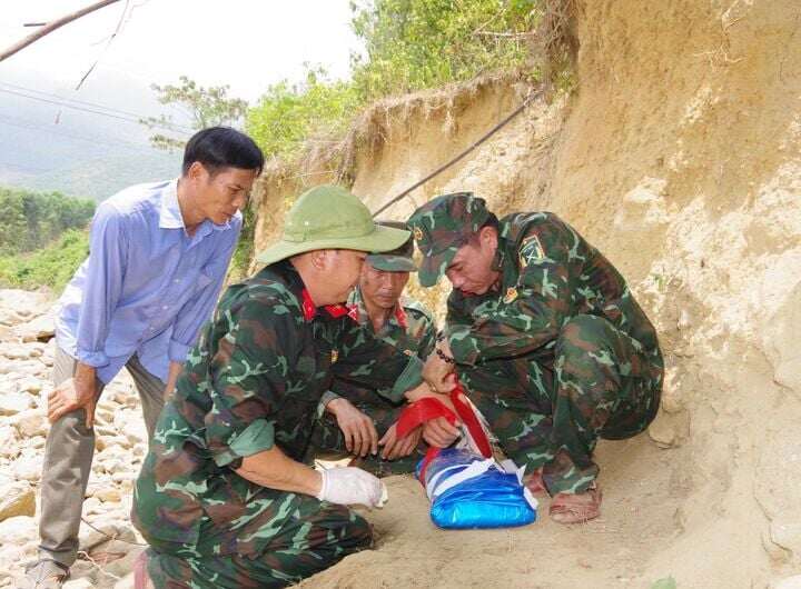 Lực lượng thuộc Bộ Chỉ huy Quân sự TP Huế đang thực hiện tìm kiếm, quy tập hài cốt liệt sỹ. (Ảnh: Bộ Chỉ huy Quân sự TP Huế)