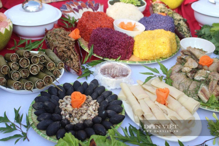 Quả trám đen ăn cùng xôi nếp, nhộng ong và chẳm chéo tạo nên hương vị bùi, béo, thơm đặc trưng của ẩm thực núi rừng Tây Bắc. Ảnh: Phạm Hoài.