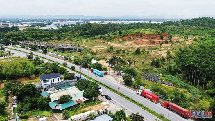 Khu đô thị sinh thái và thể thao Việt Trì đã dừng thi công 4 năm nay. Ảnh: Đức Hoàng