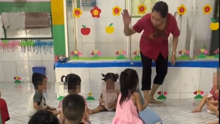 Bé gái liên tục bị bảo mẫu đánh vào đầu (ảnh cắt từ video chia sẻ MXH)