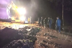 Video mưa lũ dồn dập, lực lượng chức năng Sơn La chạy đua cứu hộ, di dời dân