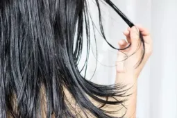 4 thói quen dễ khiến tóc bết dù mới gội đầu