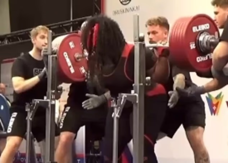 ...hành vi đặt đầu gối lên thanh tạ trong lúc Sonita Muluh thực hiện động tác squat