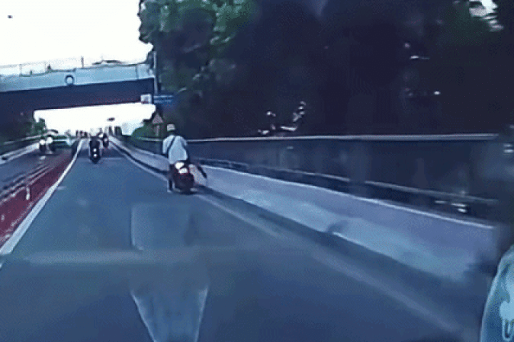 Cú phanh, đánh lái tránh người tự ngã trong tích tắc