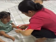 Xác minh làm rõ video bảo mẫu đánh, bắn dây thun vào chân trẻ mầm non ở TP.HCM