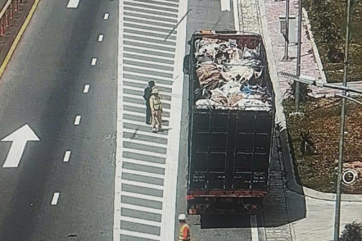 Hàng loạt ô tô thủng lốp bất thường trên cao tốc, camera truy dấu một xe tải