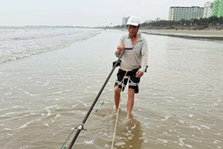 Nghề kỳ lạ ở Thanh Hóa: Cứ thủy triều rút là xuống biển “đi giật lùi” kiếm sống