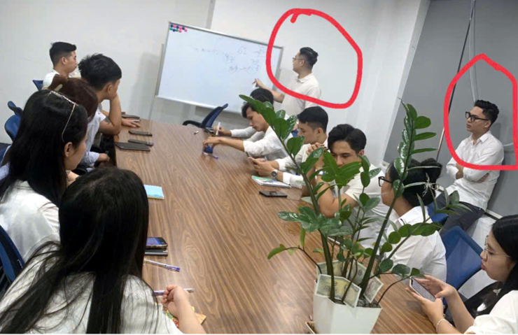Phó Đức Nam và Lê Khắc Ngọ (trong vòng đỏ) đang đào tạo nhân viên để lừa đảo. Ảnh: CACC