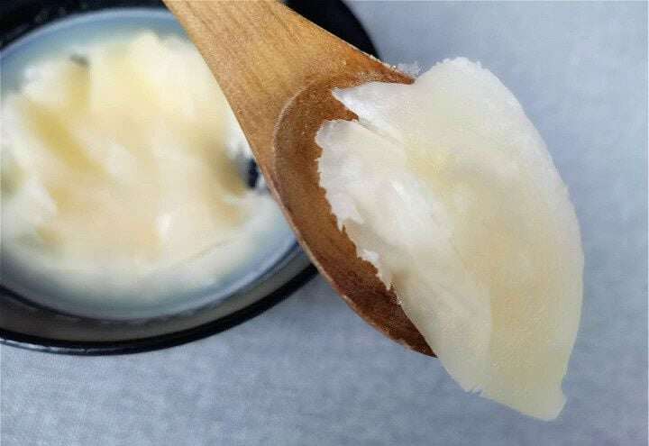 Mỡ lợn được làm đúng cách sẽ có vị thơm, không hôi và có màu trắng vàng hoặc trắng trong.