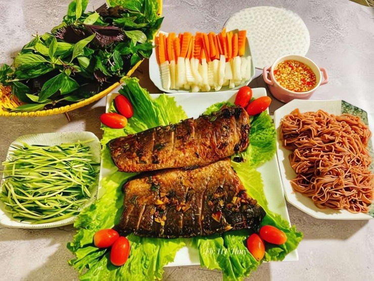 Loại cá giàu đạm hơn cá rô, ít mỡ hơn cá trê, thịt săn chắc, nướng lên thơm phức ăn cùng rau sống ngon tuyệt - 1