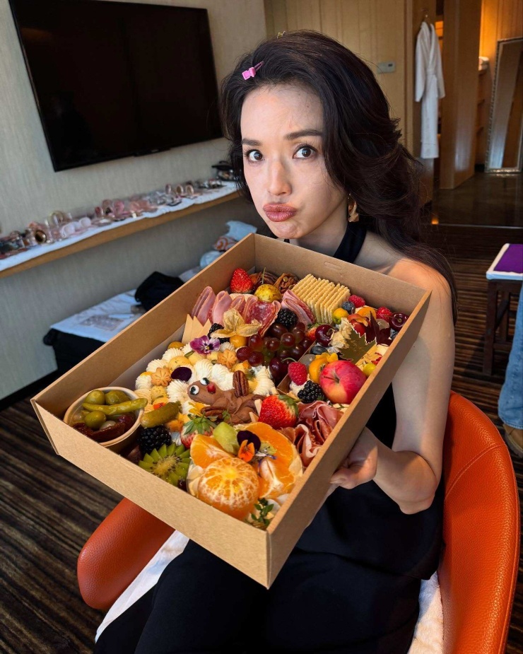 Thay vì kiêng khem hà khắc, Thư Kỳ chú trọng vào giờ giấc ăn uống và giữ sự điều độ, cân bằng.