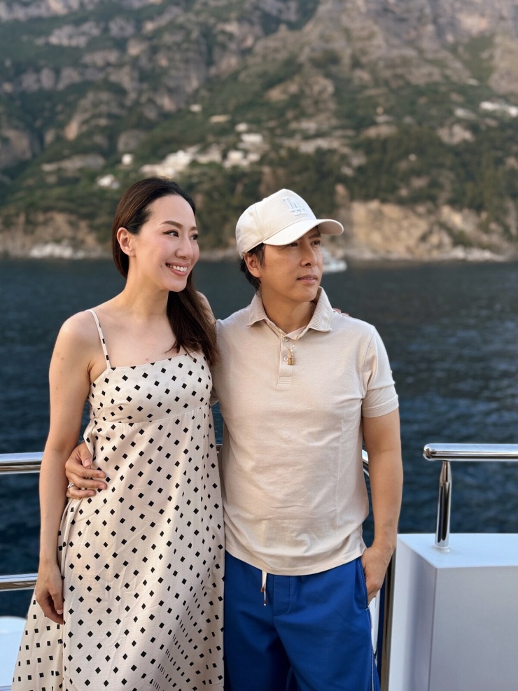 Thời trang sánh đôi của vợ chồng Chân Tử Đan - 5