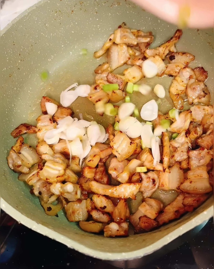Xào thơm với gốc hành