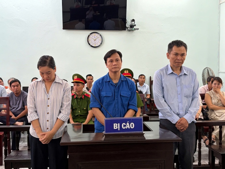 Dương Đăng Khoa cùng hai thuộc cấp tại phiên tòa. Ảnh: Vạn An