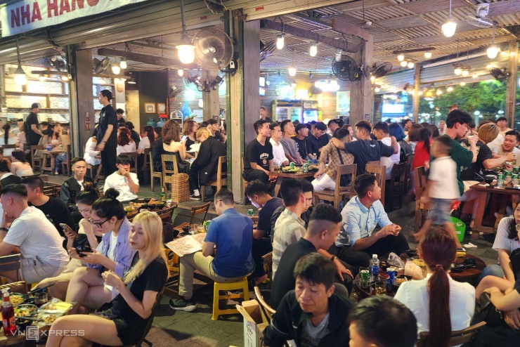 Nhiều nhà hàng ở khu phố Tây sử dụng thoải mái vỉa hè trong năm 2023. Ảnh: Võ Thạnh