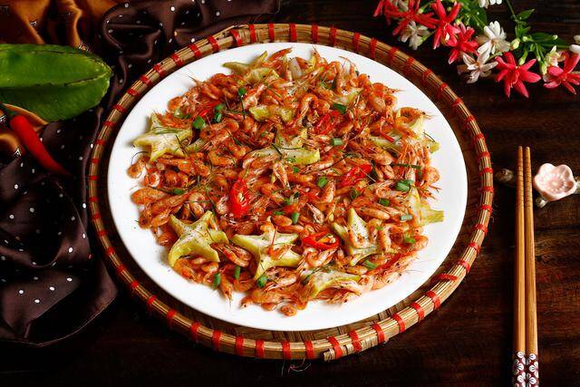 Sự kết hợp giữa khế và tép tạo nên món ăn có hương vị chua thanh, dễ ăn và giàu giá trị dinh dưỡng.