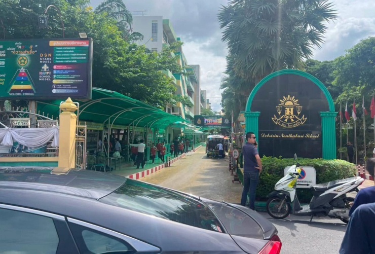 Cảnh sát đang phong toả và điều tra tại Trường Debsirin Nonthaburi. Ảnh: Quỹ Poh Teck Tung