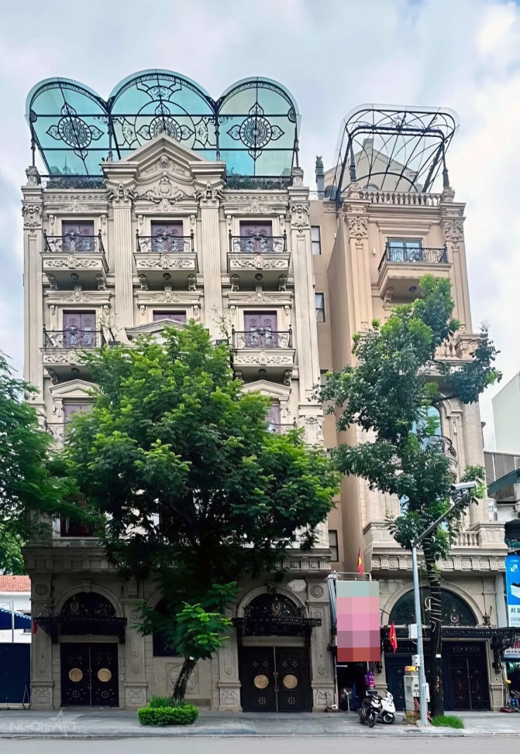 Đỗ Mỹ Linh và ông xã Đỗ Vinh Quang, con gái Titi, chuyển sang sống tại cơ ngơi này trước khi sinh em bé thứ hai hồi cuối tháng 4. Tổ ấm mới của họ cao 6 tầng, nằm cạnh tòa nhà được bố chồng cô - bầu Hiển - xây trước đó nhiều năm. Ngôi sao đưa tin.