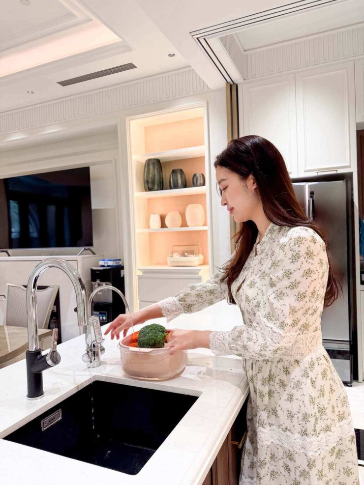 Gần đây, người đẹp hé lộ một số góc của cơ ngơi mới với nội thất tông trắng - gỗ chủ đạo, đề cao sự hiện đại, sang trọng và tiện nghi.